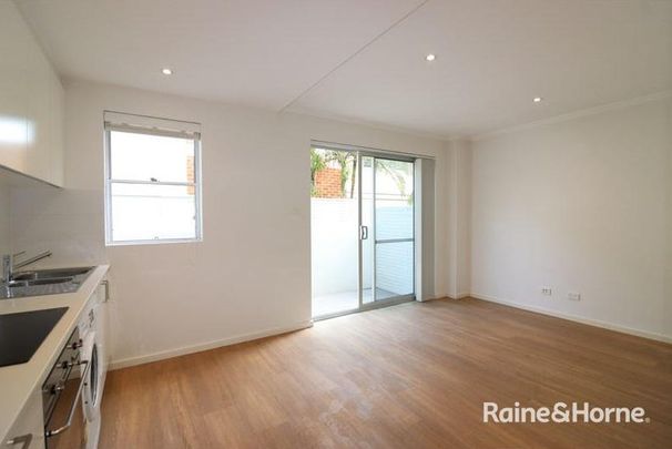 MODERN ONE BEDROOM UNIT - MOMENTS WALK TO ELOUERA BEACH - Photo 1