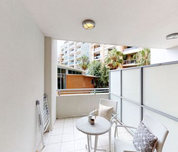 Sunny 1-Bedroom Apartment with New Carpet in Prime Waterloo Location - Photo 1