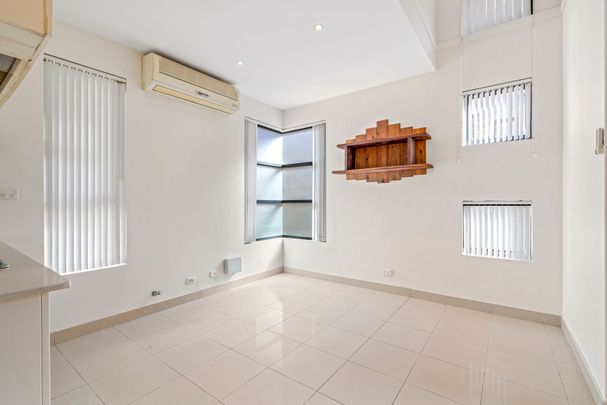 TRENDY TOWNHOUSE! - Photo 1