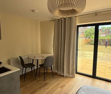 Studio Flat, The Curve, W12 - Photo 1