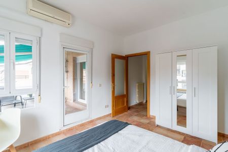 Spacious room with semi-private terrace in Cuatro Caminos - Photo 5