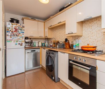 3 bed House - Mid Terrace To Let - Photo 4