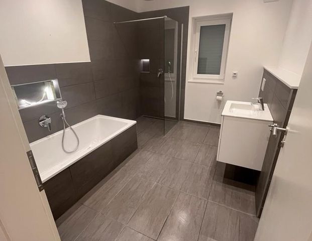 Wohnung mit ca. 200qm Garten und Garage - Photo 1