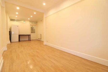 1 bedroom in a flat share to rent - Photo 3