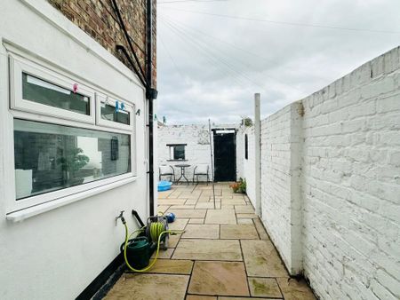 3 bedroom end of terrace house to rent - Photo 2