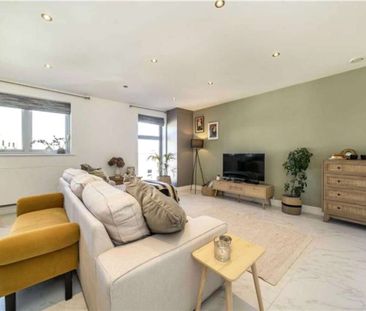 Savills are pleased to offer this beautifully presented three bedro... - Photo 5