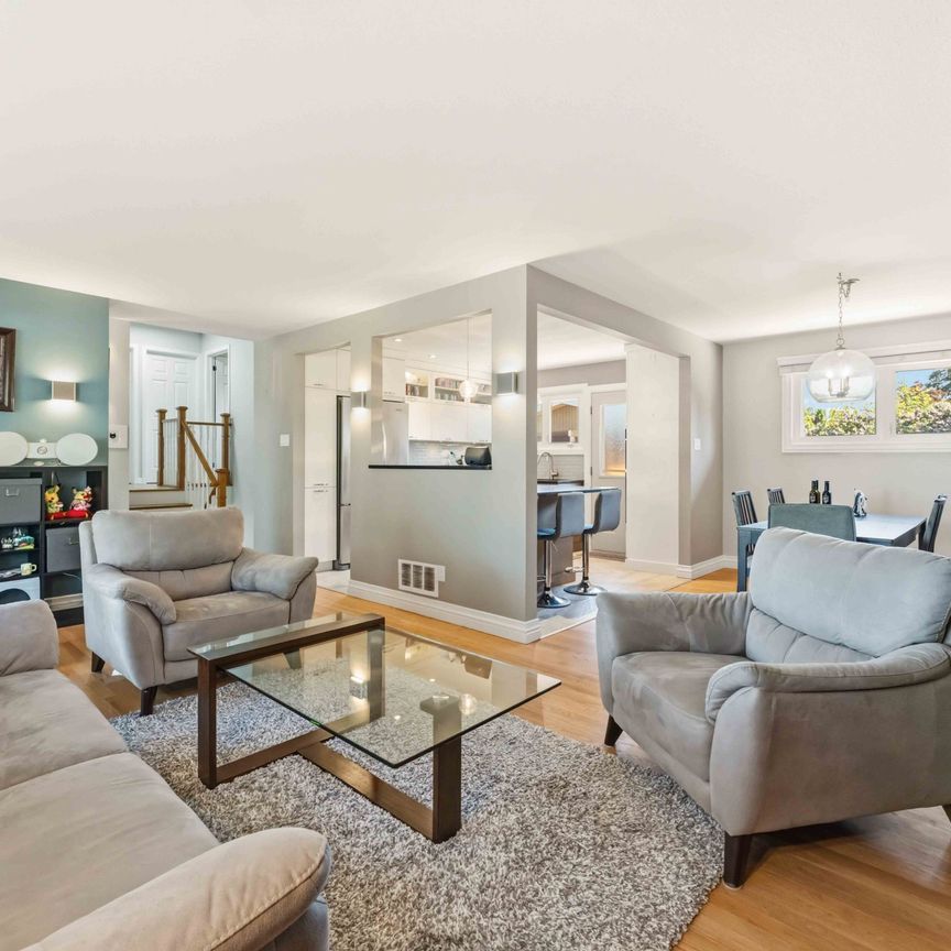 15 15 ULLSWATER Drive, K2H 5H3, Ontario - Photo 1