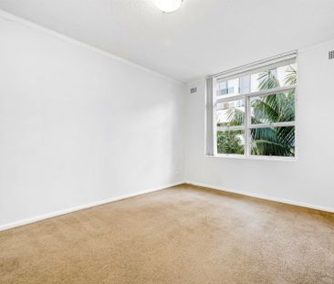 Spacious Apartment with Massive Courtyard ** Available 27/05/26 ** - Photo 2