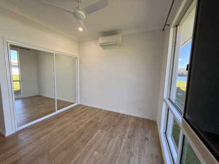 Modern 3-Bedroom, 2-Bathroom Home with Water Views + Office - Photo 3