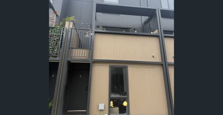 Stylish 3-Bedroom Home in Quiet Yarraville Estate - Photo 3