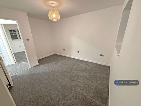 2 bedroom semi-detached house to rent - Photo 4