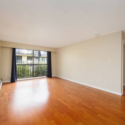 Lower Lonsdale Spacious 1bed/1bath with balcony - Photo 1