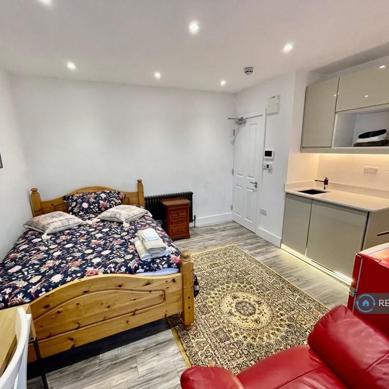 1 bedroom in a house share to rent - Photo 1