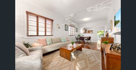 A Charming Family Home in a Leafy Holland Park West Pocket - Photo 2