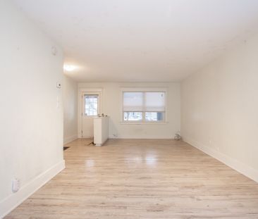 **BEAUTIFUL** 3 Bedroom Semi-Detached House in Welland!! - Photo 3