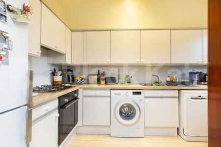 Stunning two double bedroom flat in prime location backing on to Regents Park - Photo 5