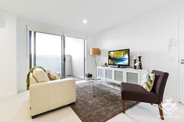 Near New 2 Bed 1 Bath 1 Carpark with a large courtyard - Photo 1