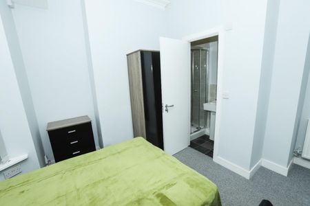 5 bedroom Flat To Let - Photo 5