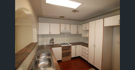 LOCATION !!! LOCATION !!! 4 BEDROOMS HOUSE IN QUIET STREET - SHORT TERM 6 MONTHS - Photo 5