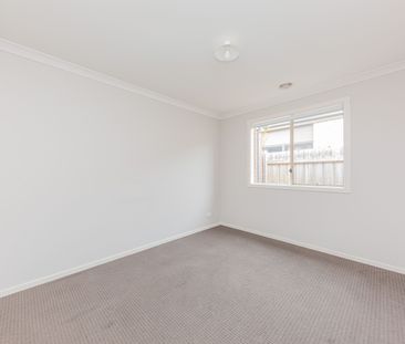 Modern & Stylish Four bedroom property in "Edenbrook", Pakenham - Photo 3