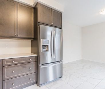 For Lease - 436 Wheat Boom Drive, Oakville, Ontario - Photo 2