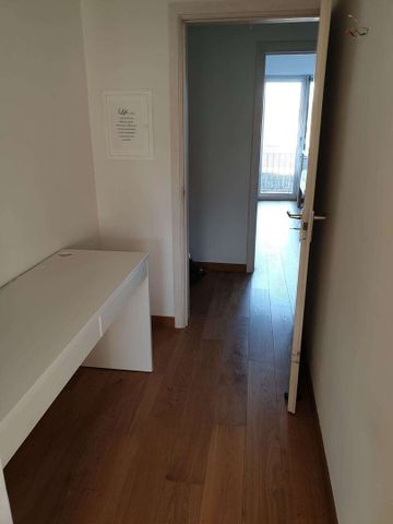 Volledig gerenoveerd appartement op de 2de verdieping, ideaal gelegen in het centrum van Kraainem en op wandelafstand van het Jourdain Park. - Photo 4