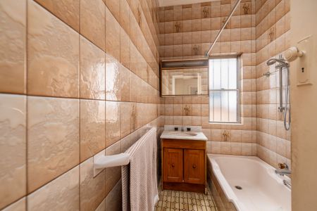 Sun-Drenched 3-Bedroom Family Home Ideal for Entertaining - Photo 5