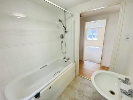 2 BED Flat To rent - Photo 5