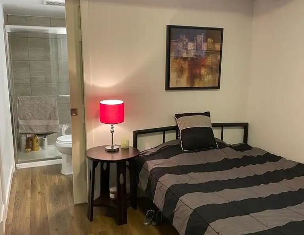 Ensuite Bedroom with Private Bathroom for Rent - Strathcona — 1 Bedroom Room For Rent - Photo 1