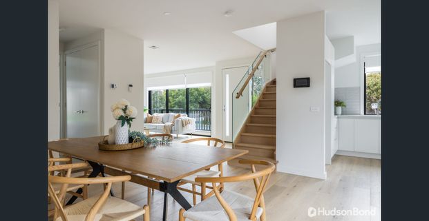 Luxurious 4 Bedroom Townhouse in Prime Doncaster Location! - Photo 1