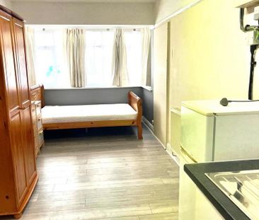 Studio to rent - Photo 3