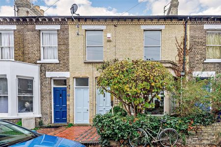 Superb family home located off Mill Road - Photo 2