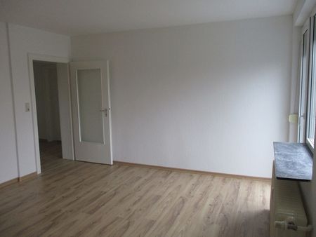 Helle Dachgeschosswohnung in zentraler und ruhiger Wohnlage! - Foto 5