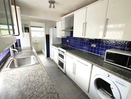 2 bedroom end of terrace house to rent - Photo 2