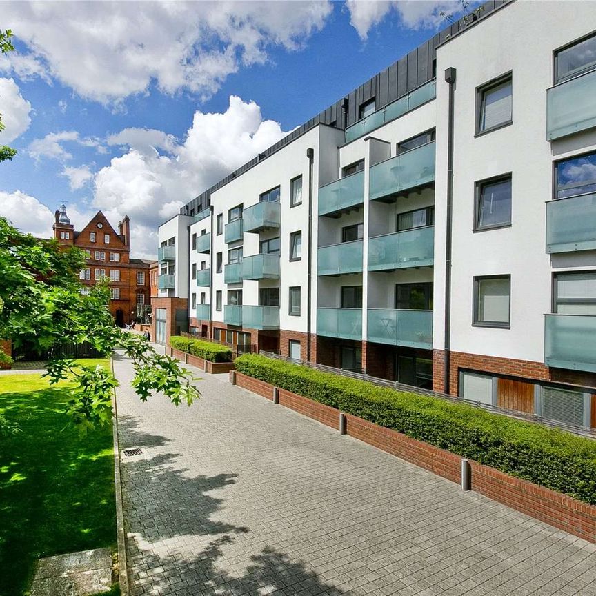 A modern one bedroom apartment set within a popular development in North Islington, close to Finsbury Park & Arsenal. - Photo 1