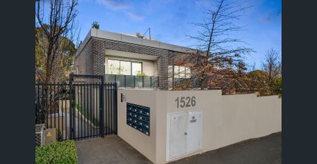 Stylish Two Bedroom Retreat with Spacious Courtyard - Photo 2