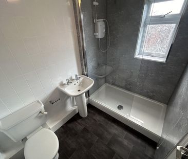 Spinners End Drive, Cradley Heath, West Midlands - Photo 4