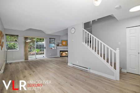 Townhouse in Burnaby, BC - Photo 4