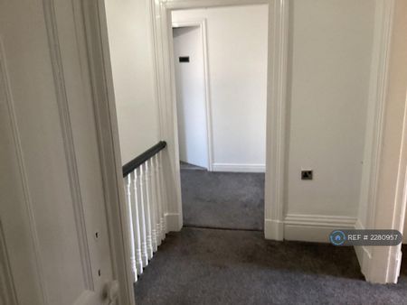 6 bedroom terraced house to rent - Photo 2