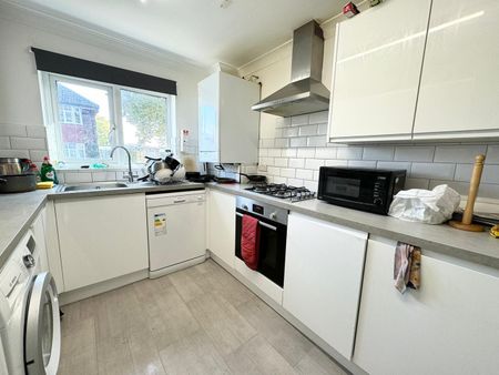 Room in a Shared House, Cedar Road, SO14 - Photo 4