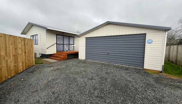 Newly Renovated 3 bedroom + Garage close to town - Photo 1