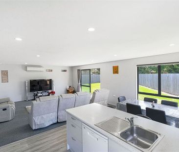 Large family home with big backyard and private ln - Photo 1