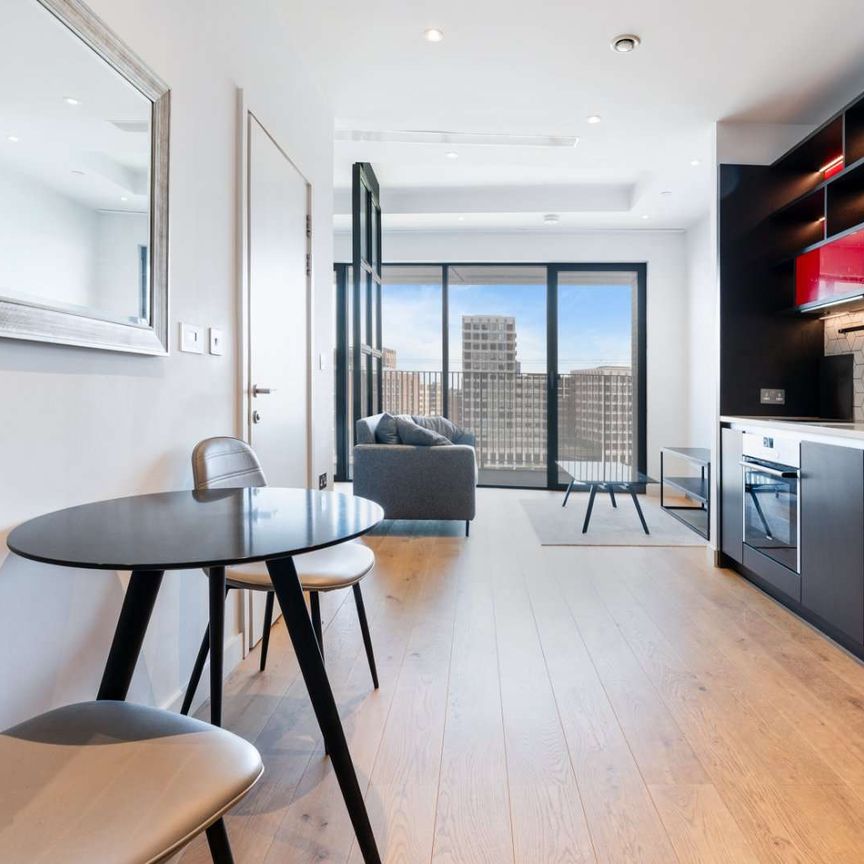 Overlooking the tranquil river, this studio apartment is located in Corson House, part of the exciting new London City Island development. - Photo 1