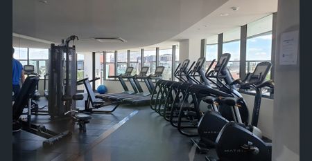 LUXURIOUS, BRIGHT AND CONVENIENT - Photo 4