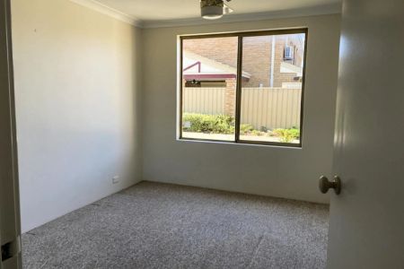 8/15 Baralda Court, Rockingham. - Photo 3