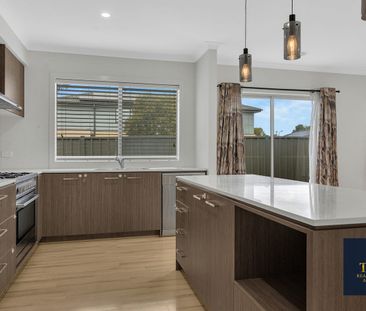 Spacious Family Home in a Prime Cranbourne East Location!! - Photo 2