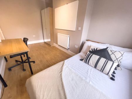 5 bedroom flat to rent - Photo 3