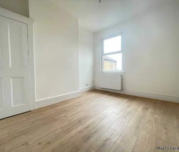 3 bedroom property to rent in London - Photo 4