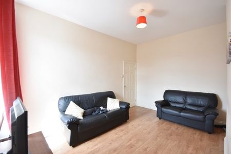 3 Bed - Trewhitt Road, Heaton - Photo 4