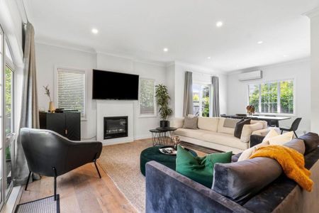 Luxury Home - Photo 2